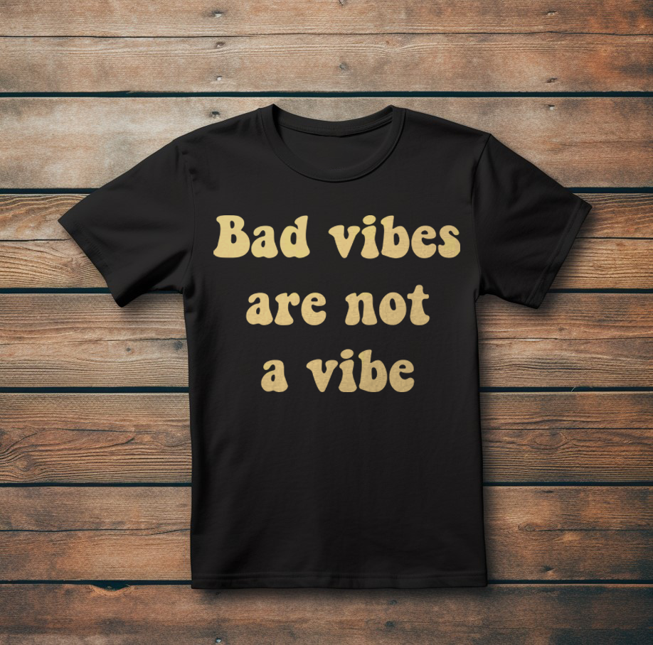 Елегантна Тениска с Дизайн "BAD VIBES ARE NOT A VIBE"